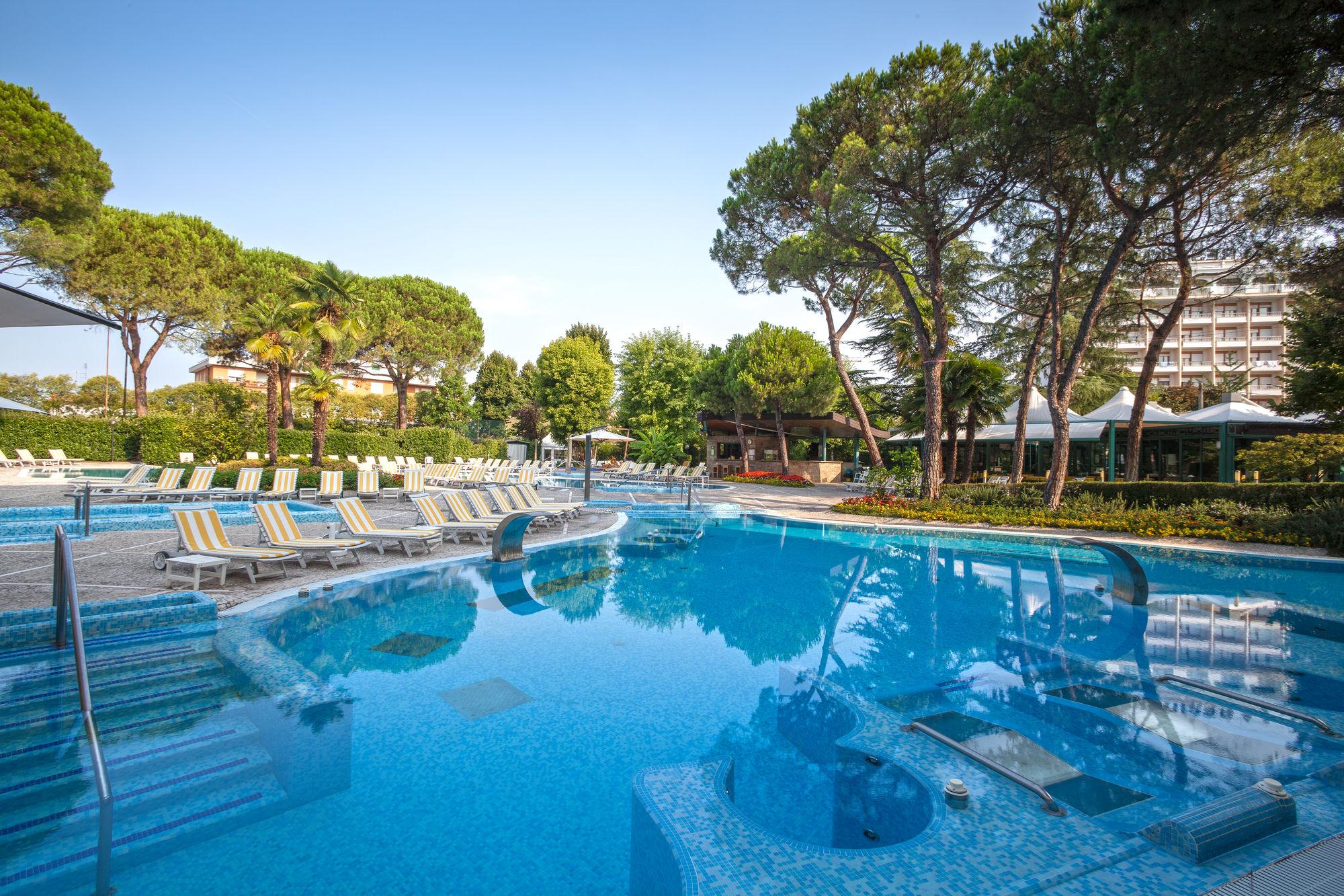 Hotel Bristol Buja Outside Pool