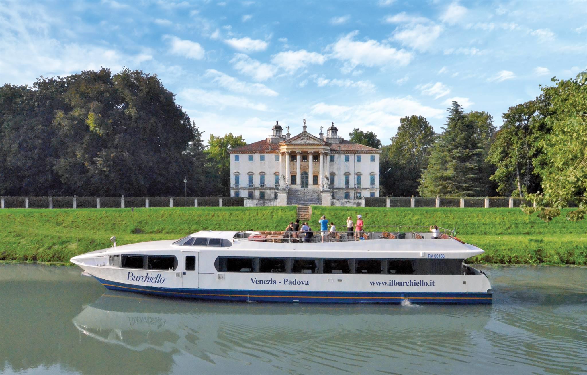 Burchiello davanti Villa Giovanelli Colonna