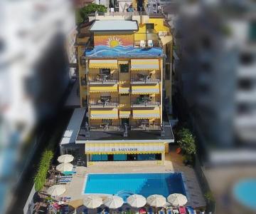 El Salvador facciata con piscina