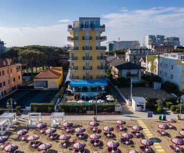 Facciata con spiaggia