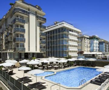 Byron facciata con piscina