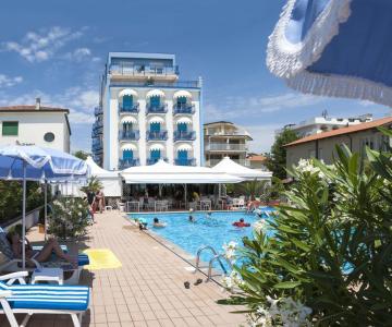 Facciata con piscina