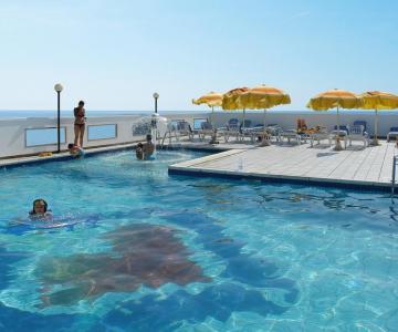 Christian piscina tetto.jpg