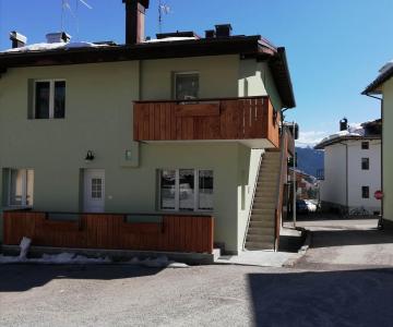 Esterno con possibilità di parcheggio