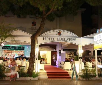 Edelweiss facciata notte