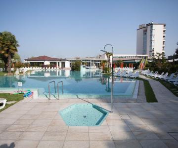 Thermalpool-aussen von der Pagode aus gesehen