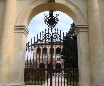Uno dei portoni di ingresso di Villa dei Vescovi