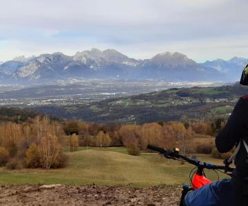 Cicloturista con vista sulla Valbelluna