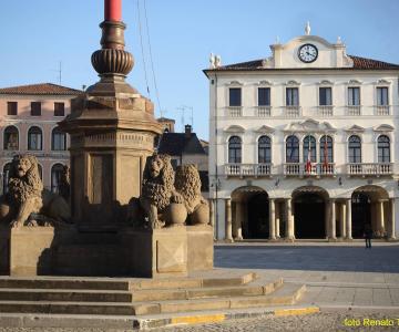 Palazzo Municipale e monumento Leoni Este