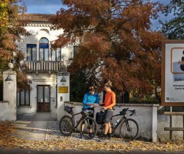 Cicloturisti davanti a Ufficio Turistico