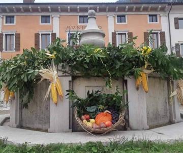 Municipio addobbato per la festa dell'uva