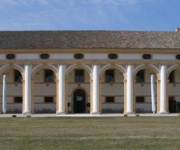 Barchessa di Villa Pola