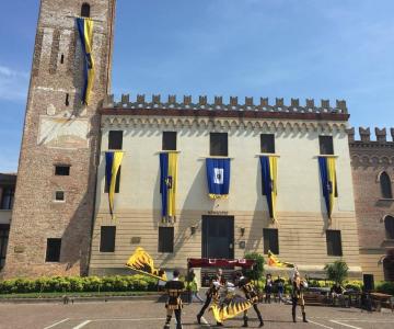 sbandieratori medievali in Piazza Castello