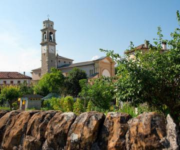 La chiesa da via Magenta