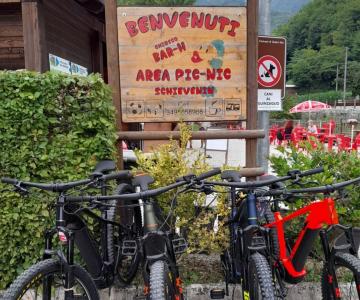 esterno Bar H vista noleggio biciclette