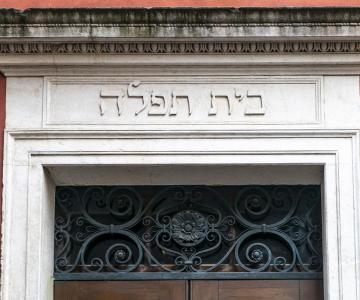 scritta porta ingresso