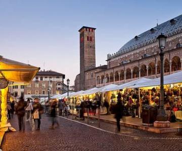 Piazza della Frutta mercato sera