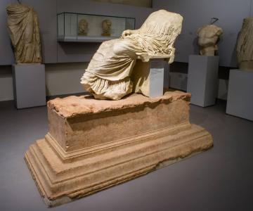 Statua onoraria di donna seduta