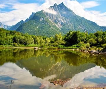 Il lago con il monte Peron