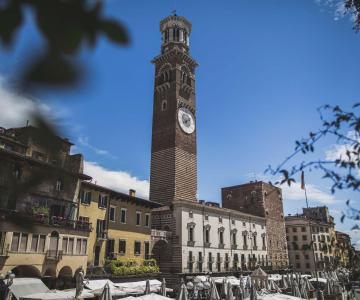 Torre dei Lamberti da Piazza Erbe