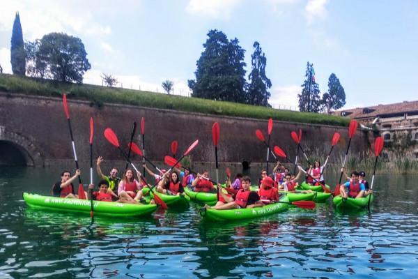 Canoa tra le mura di Peschiera in gruppo