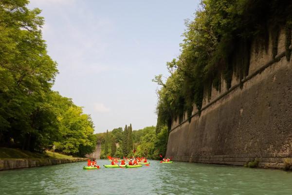 Canoa tra le mure di Peschiera del Garda