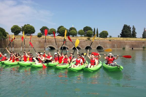 Canoa tra le mura di Peschiera in gruppo