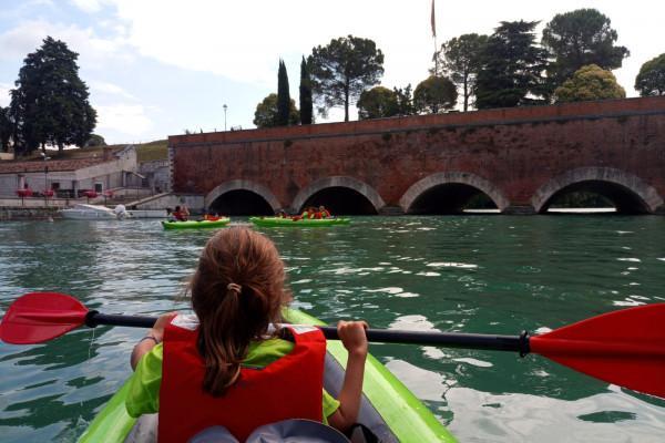 Esplorando i canali di Peschiera in canoa
