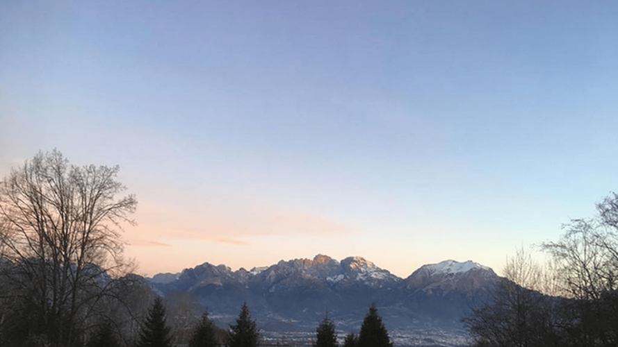 Alba sulle montagne