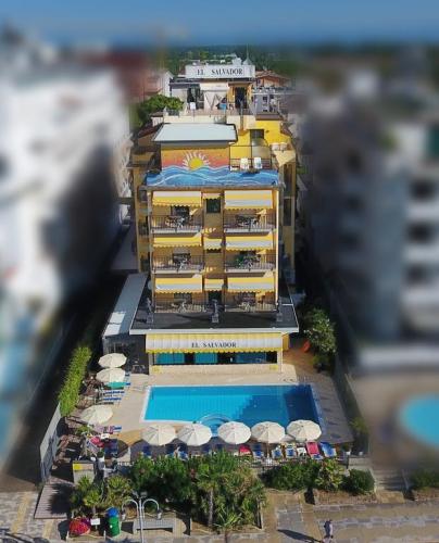 El Salvador facciata con piscina