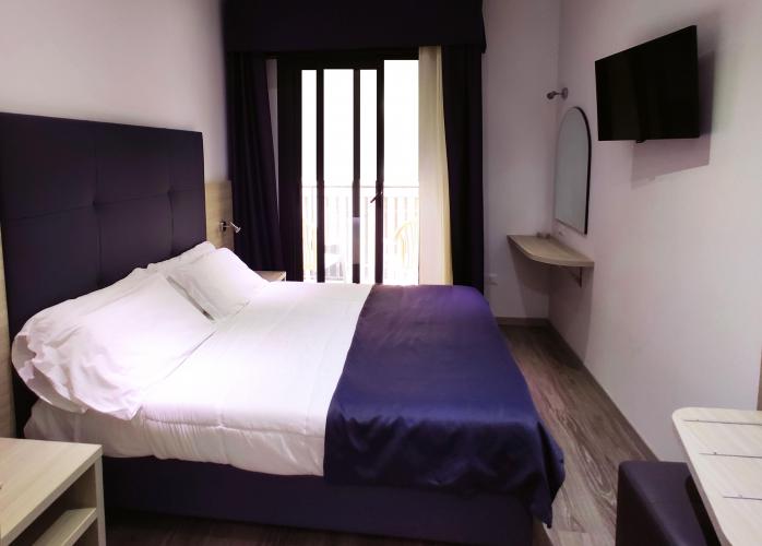 Camera matrimoniale con vista mare laterale