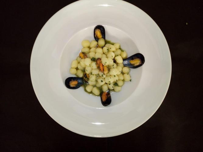 gnocchi cozze e crema asparagi