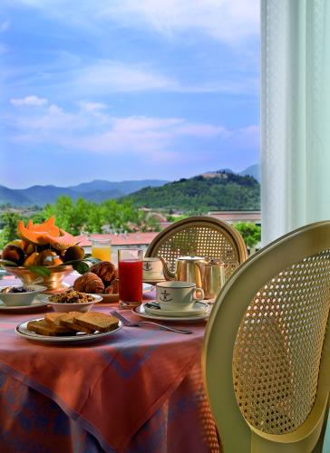 sala-colazione-hotel-meggiorato