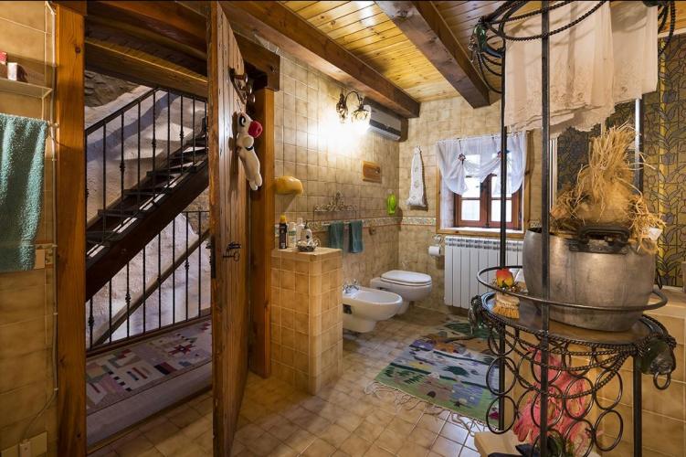 Il bagno al piano per la stanza girasole