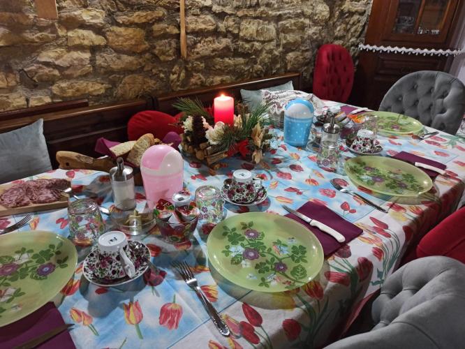 Tavola imbandita, pronta per il pranzo