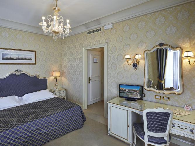 14.06.30 HOTEL ANTICHE FIGURE0125