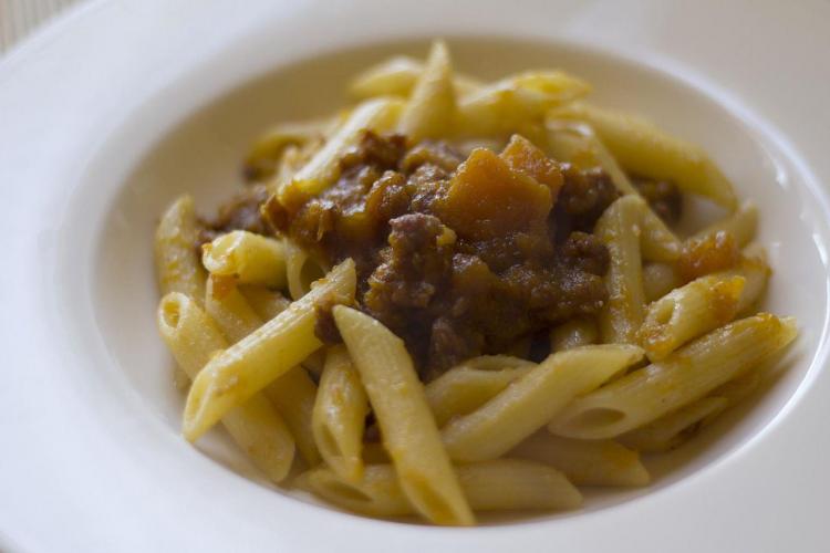 Penne_with_sausage_and_pumpkin_ragù_(8462238749)