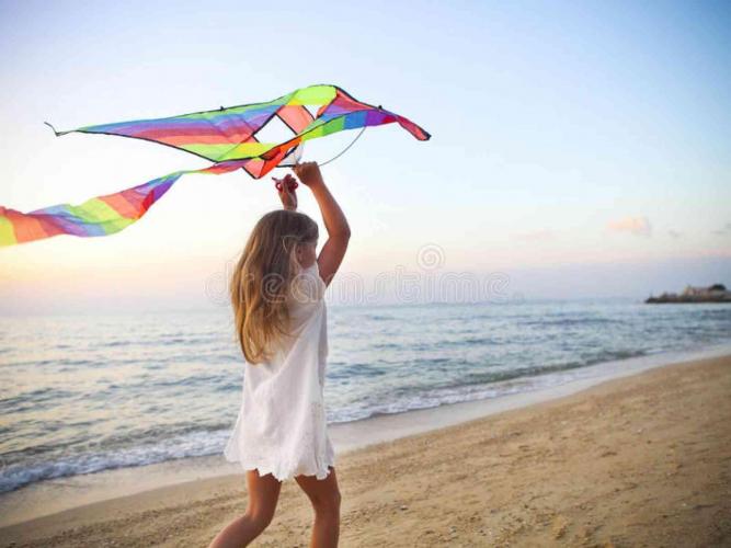 bambina-con-l-aquilone-di-volo-5b35e1915de68