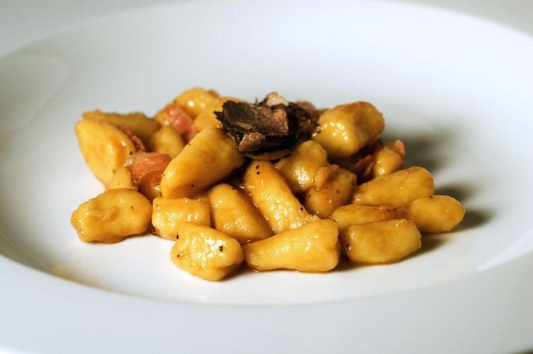 1280px-Gnocchi_with_truffle