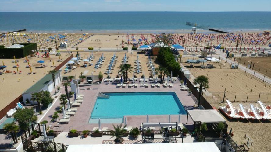 La Brezza piscina.jpg