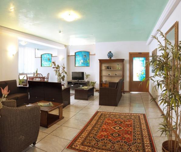 La Brezza living1.jpg