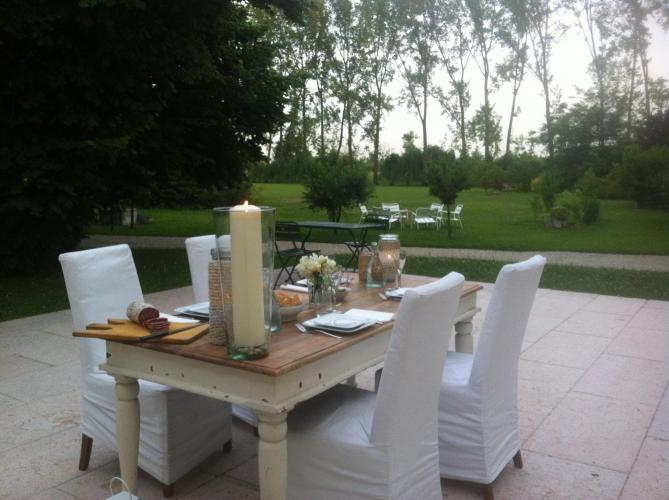 Dinner_in_the_garden-min