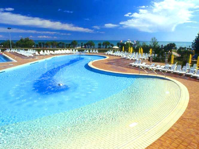 International Camping vista piscina