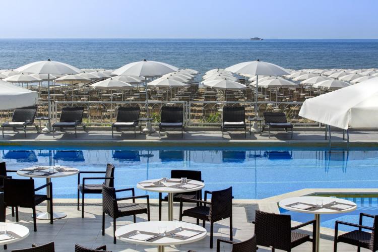 terrazza colazioni piscina