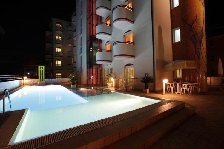 Coppe piscina notte.jpg