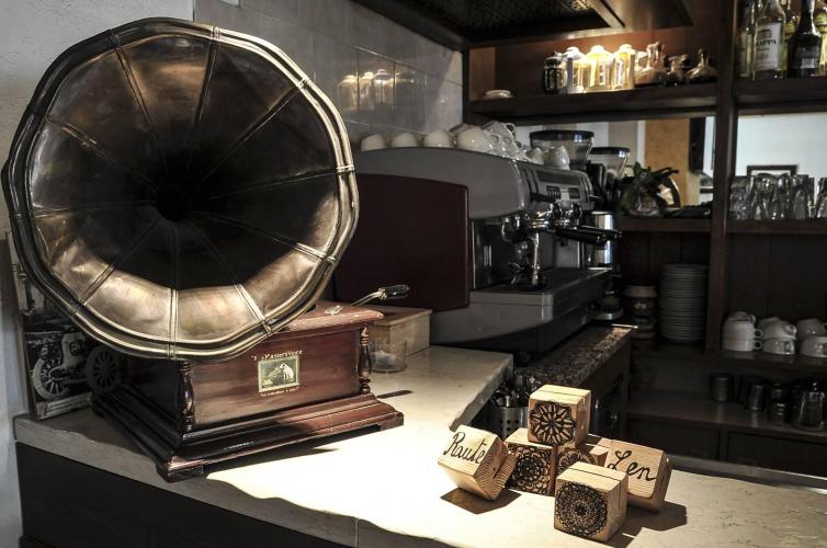 Macchina del caffè e grammofono