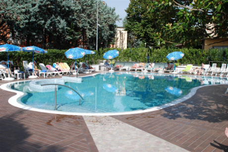 Hotel Bisesti - Garda - Piscina  582kb.png