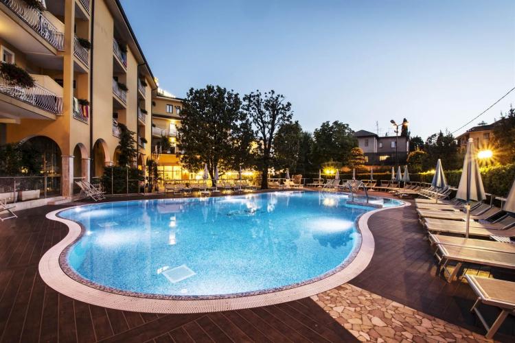 BISESTI PISCINA BY NGHT