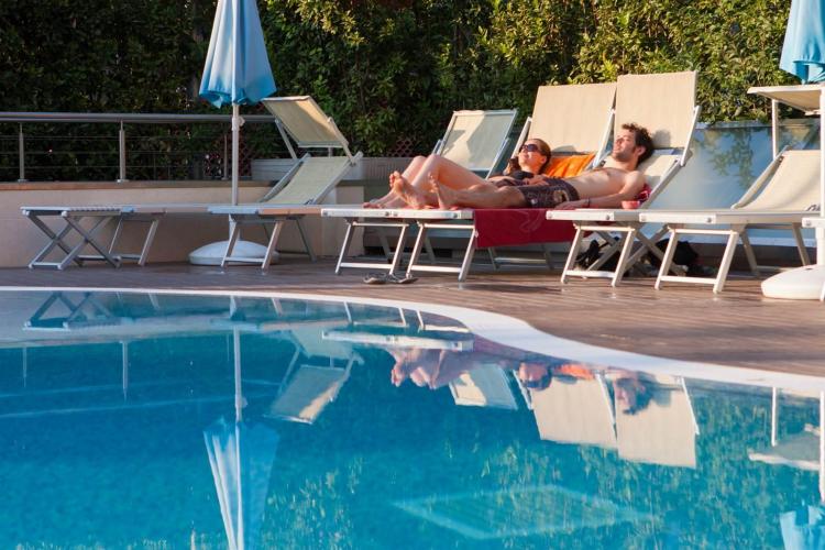 BISESTI PISCINA DETTAGLIO