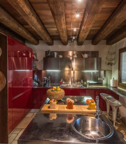 cucina-attrezzata-agriturismo-monte-sereo